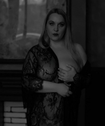 Страстная шатенка приглашает в гости на чашечку кофе с продолжением. Гарантирую индивидуальный подход и полное погружение в мир наслаждения. Позвони, чтобы узнать больше! 235, 45 лет