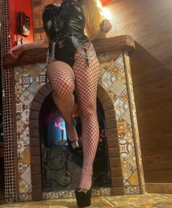 Роковая красотка готова искренне отдаться тебе на волю, погрузившись в океан страсти и наслаждения. Неотразимая и сексуальная, я готова исполнить все твои фантазии. Позволь себе немного безудержного удовольствия! 5070, 27 лет